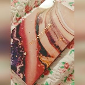 🆕 REVOLUTION PALETTE